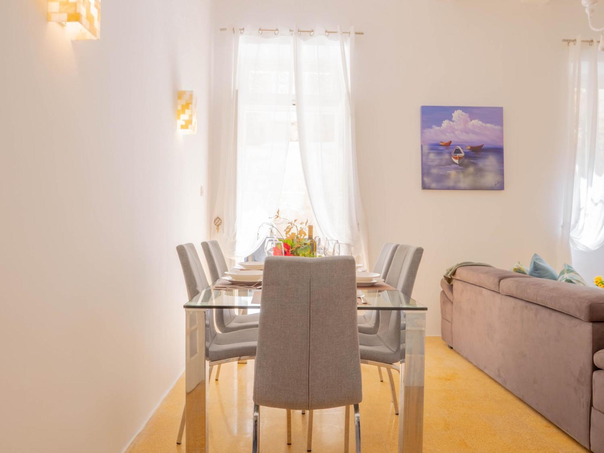 House 4br, 3ba With Rooftop Lounge & Billiard Table Holiday home Sliema